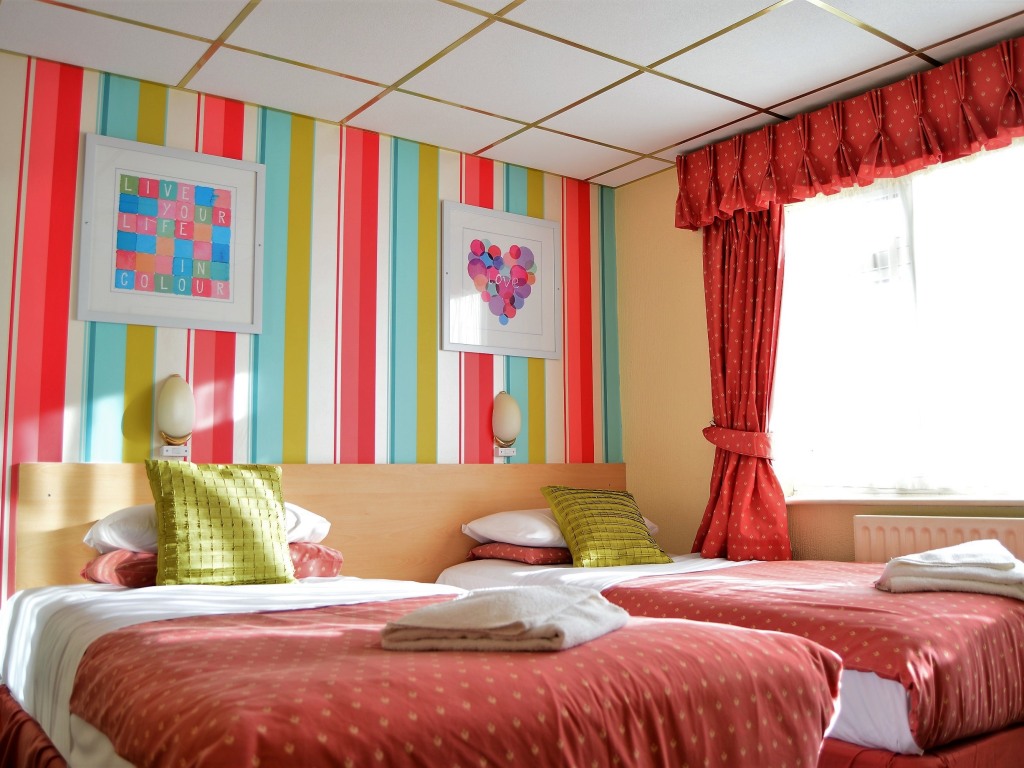 Oak Lea Hotel bedroom